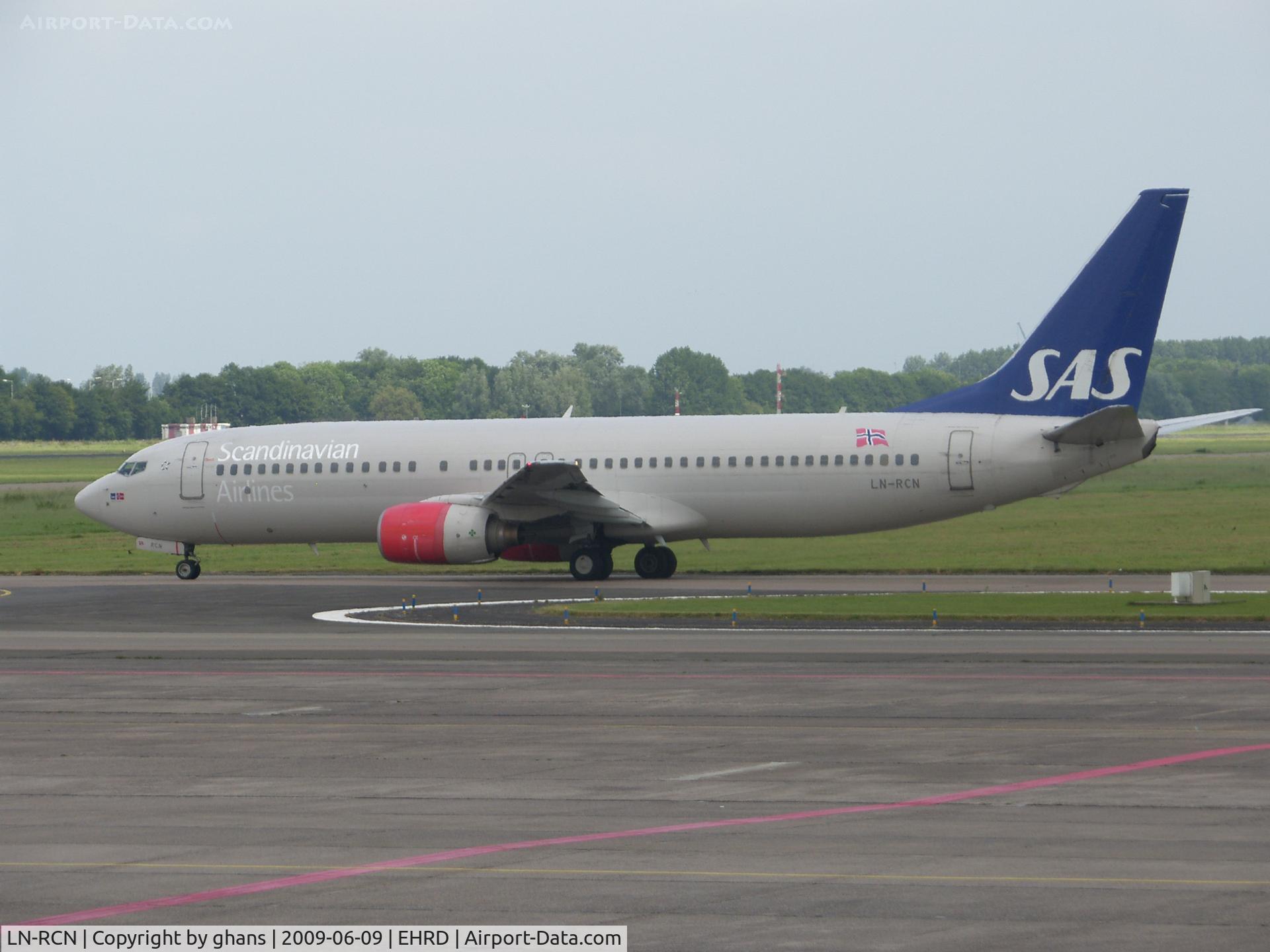 LN-RCN, 2000 Boeing 737-883 C/N 28318, Taxiing to runway 24