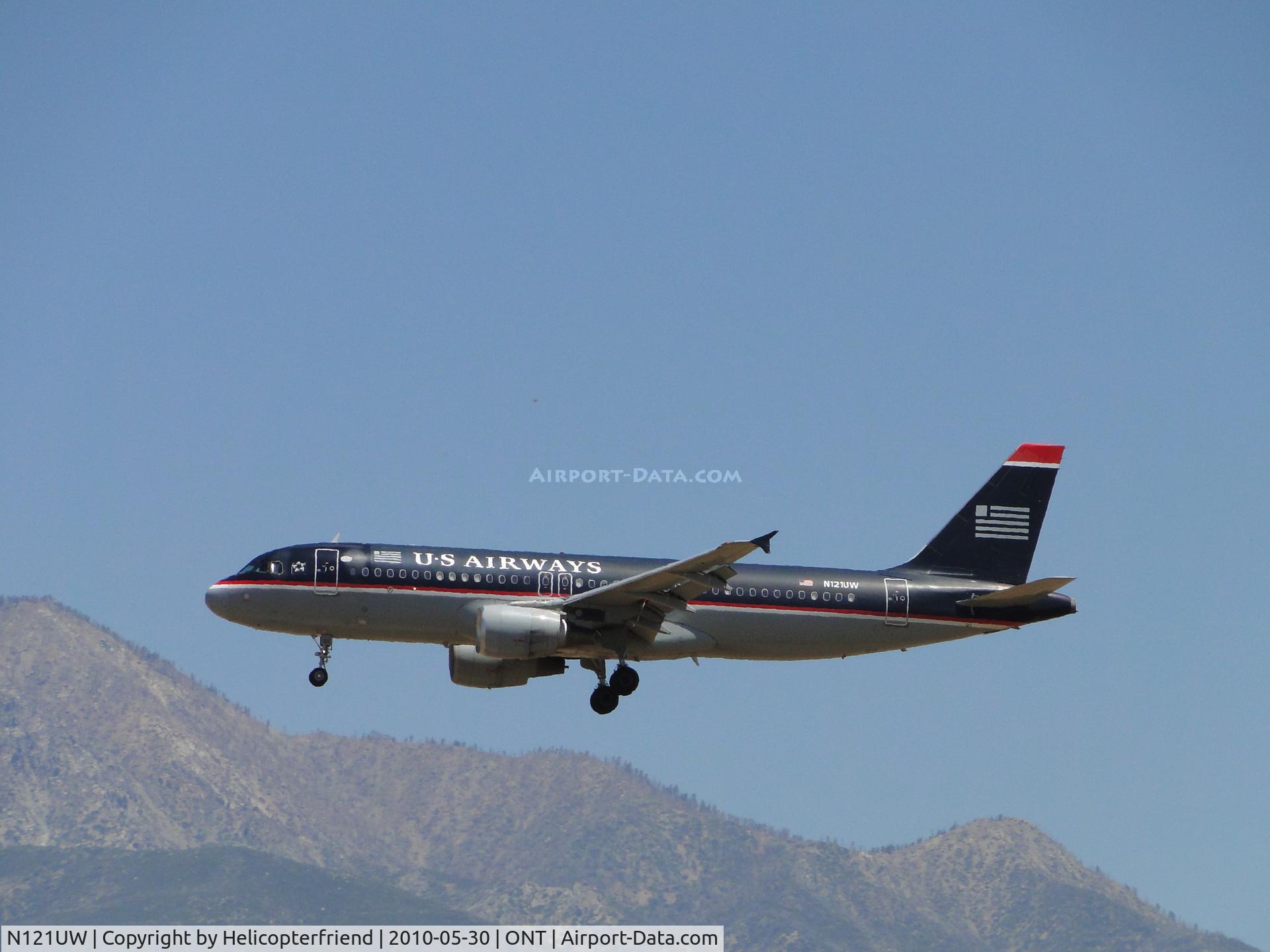 N121UW, 2000 Airbus A320-214 C/N 1294, On final for runway 26R