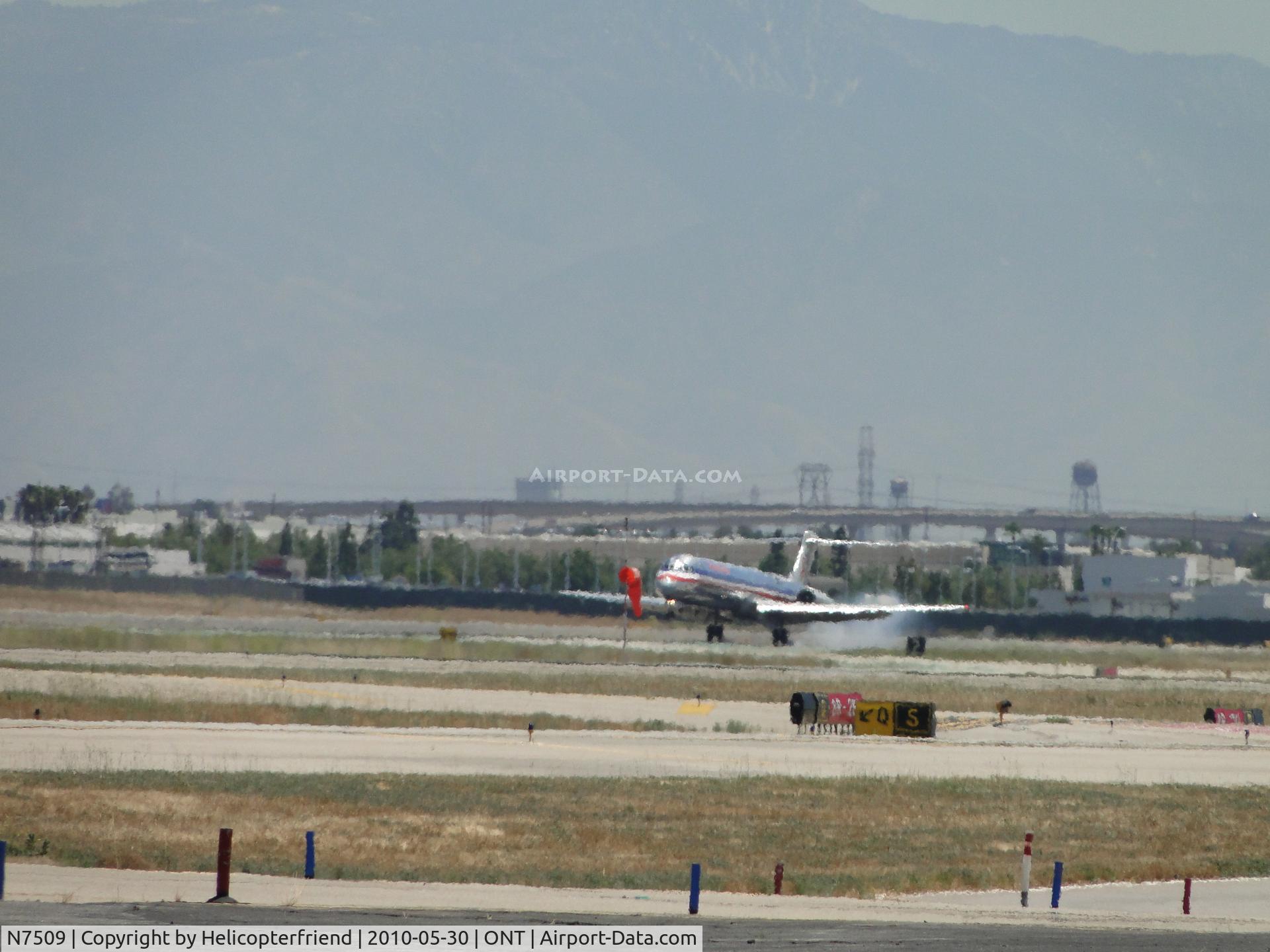 N7509, 1989 McDonnell Douglas MD-82 (DC-9-82) C/N 49803, A little smoke on touchdown on runway 26R