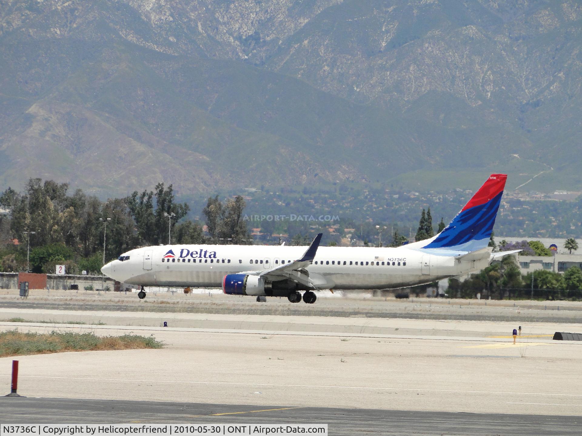 N3736C, 2000 Boeing 737-832 C/N 30540, Slowing down after landing on runway 26R to taxi back to terminal