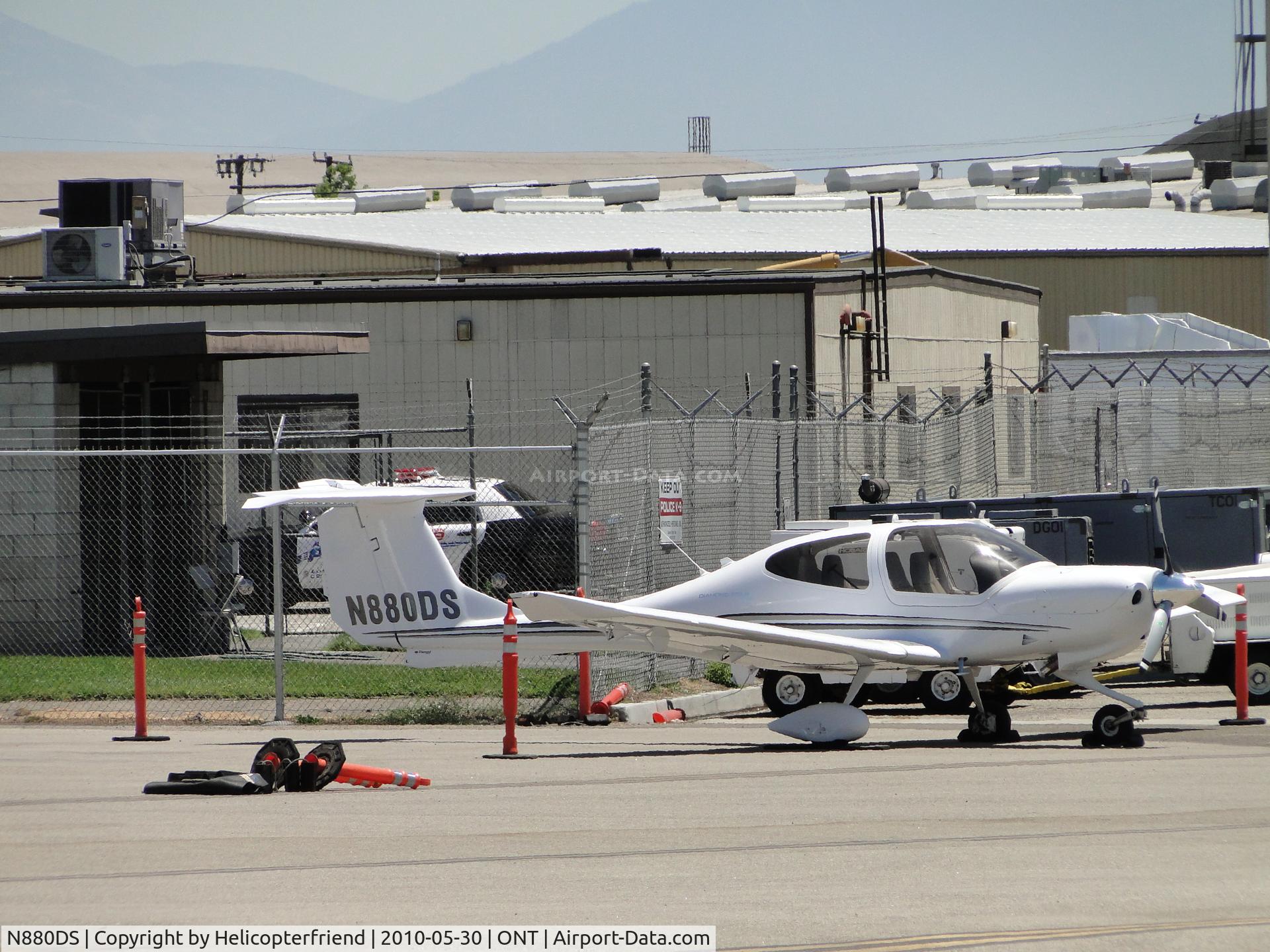 N880DS, 2007 Diamond DA-40 Diamond Star C/N 40.887, Parked at Ontario