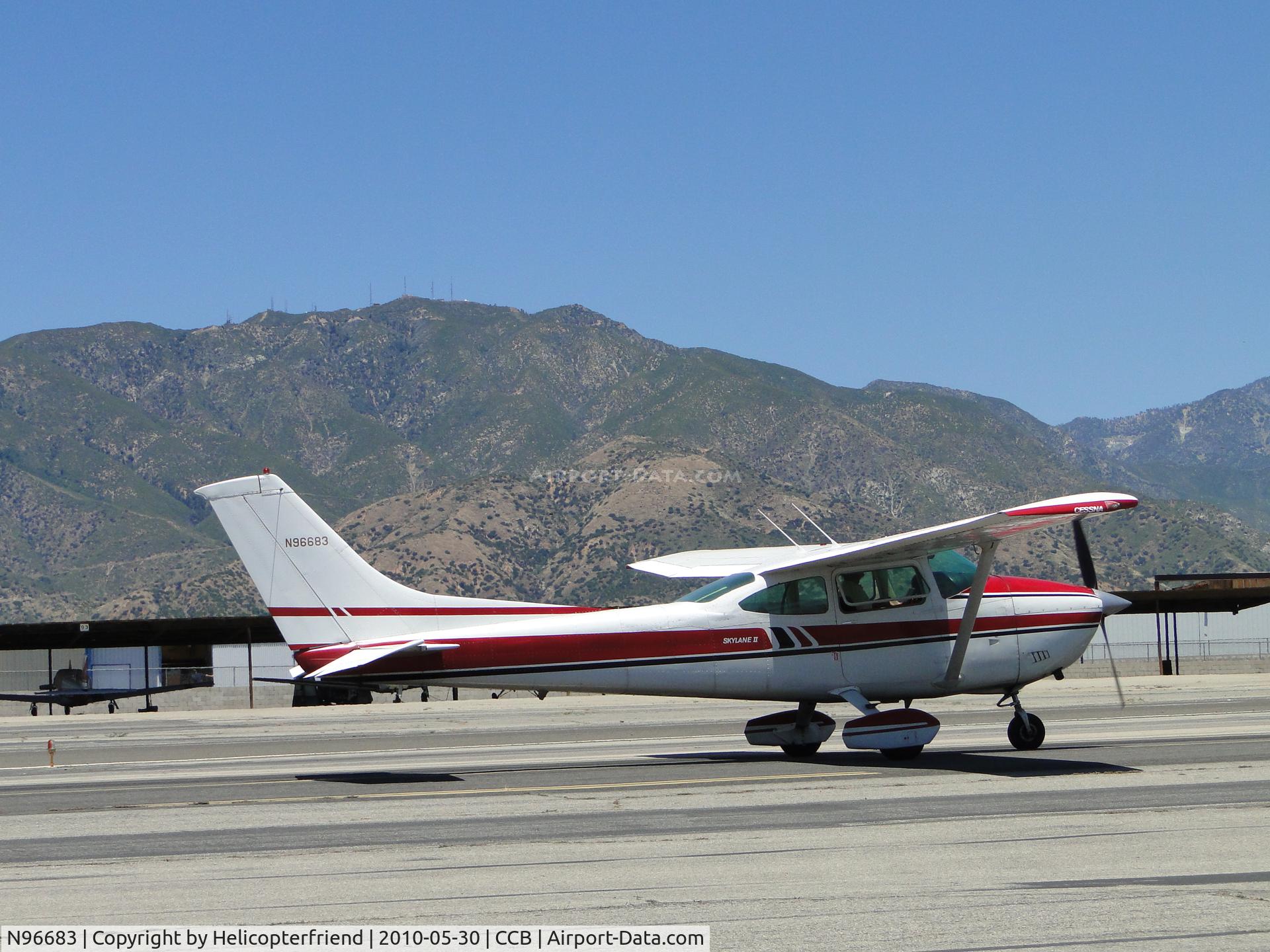 N96683, 1979 Cessna 182Q Skylane C/N 18266808, Taxiing back after landing