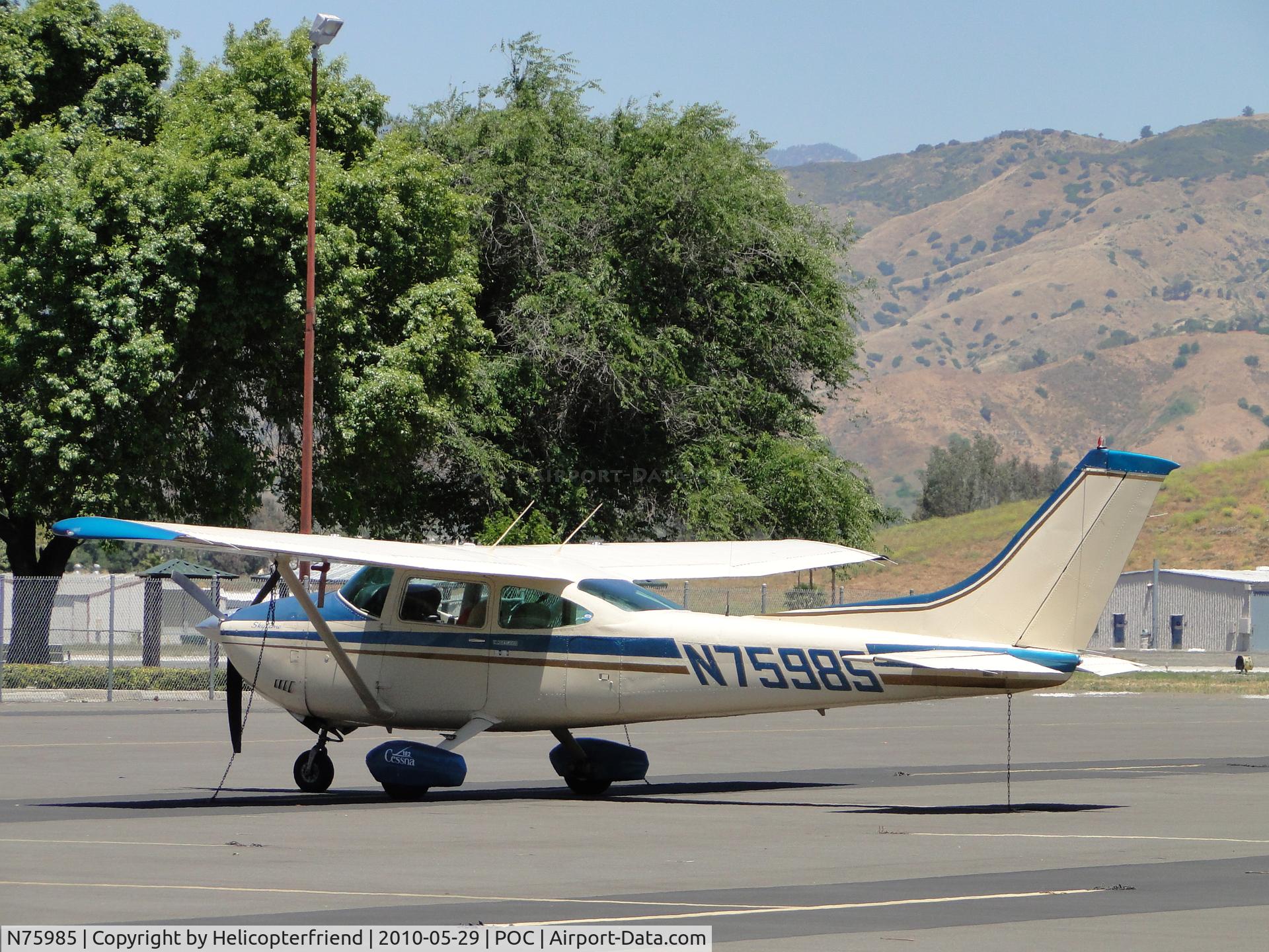 N75985, 1976 Cessna 172N C/N 17268086, Parked in transient parking at Brackett