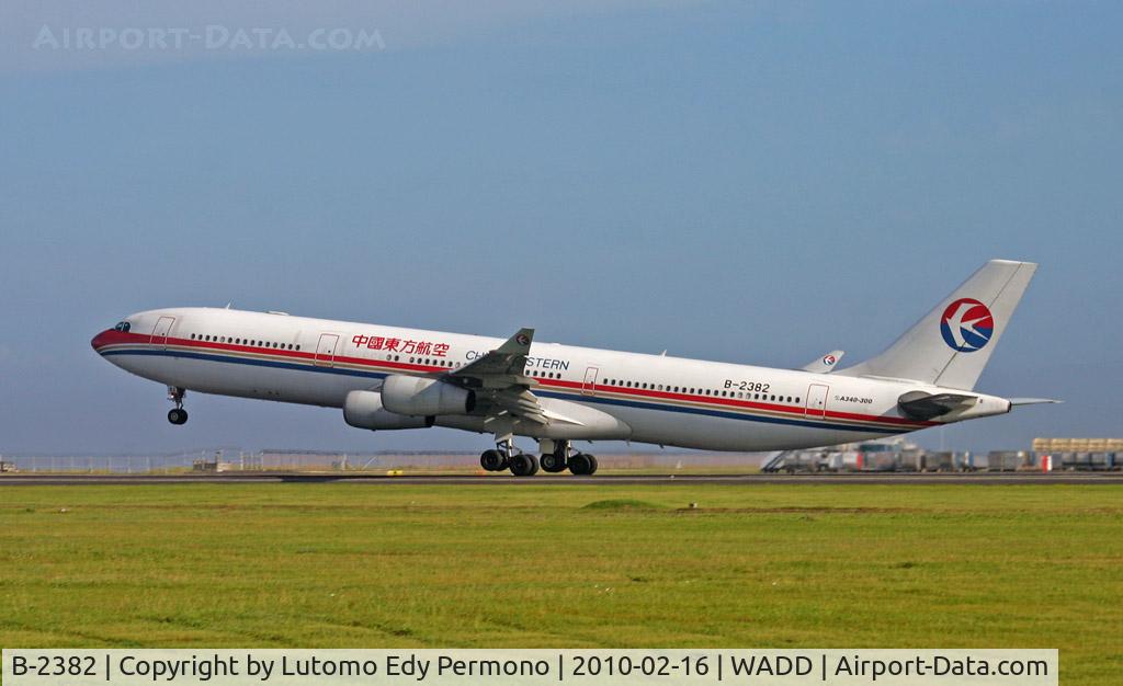 B-2382, 1996 Airbus A340-313 C/N 141, China Eastern