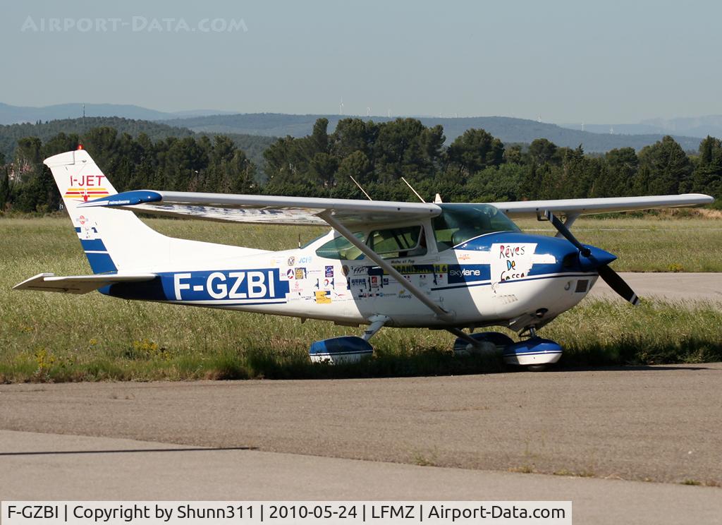F-GZBI, 1977 Reims F182Q C/N F1820062, Parked in the grass with the same c/s as the Beech Baron F-GFAU...
