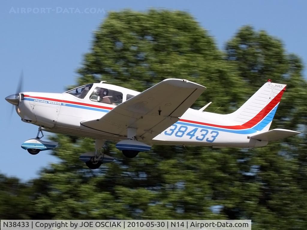 N38433, 1977 Piper PA-28-161 Warrior II C/N 28-7716254, Leaving N14