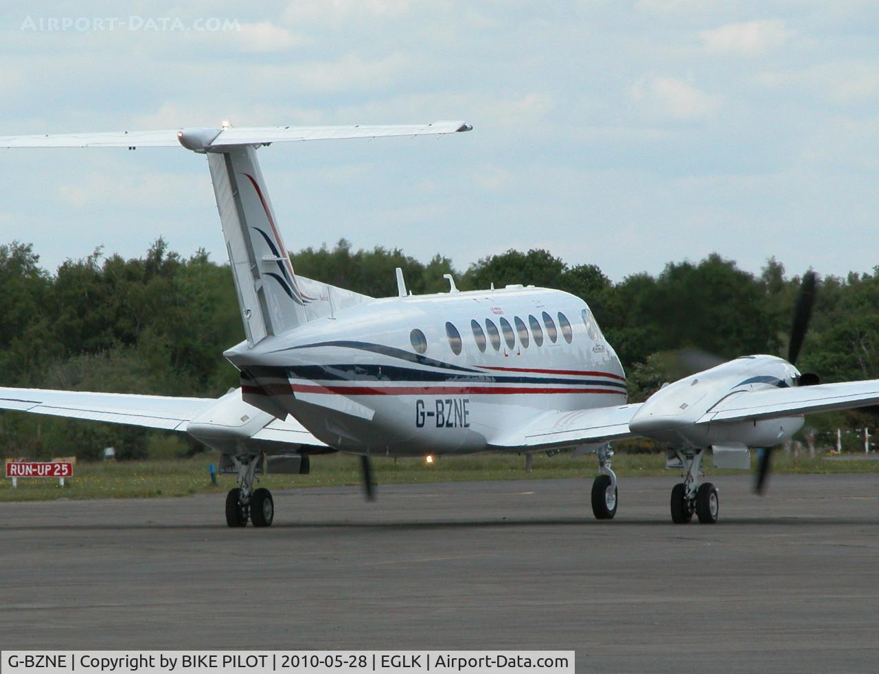 G-BZNE, 2000 Raytheon King Air 350 (B300) C/N FL-286, NOVEMBER ECHO TAXYING TOWARDS RWY 25