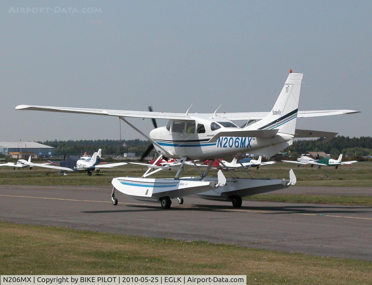 N206MX, 2001 Cessna 206H Stationair C/N 20608149, NICE VISITOR TAXYING PAST CAFE