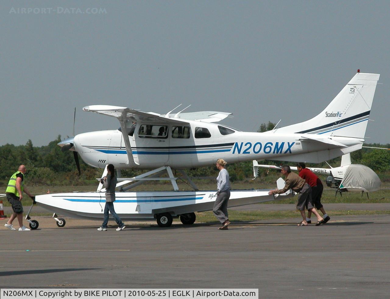 N206MX, 2001 Cessna 206H Stationair C/N 20608149, NICE VISITOR GETTING A PUSH TO THE PUMPS