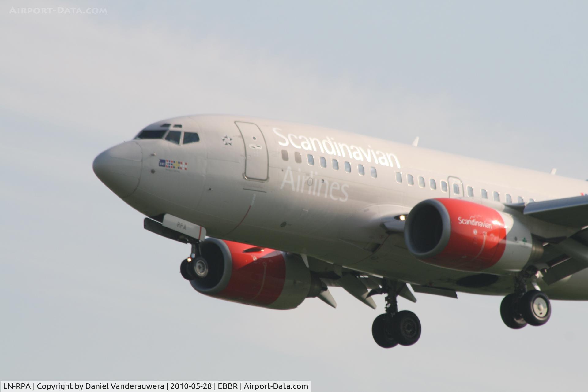 LN-RPA, 1998 Boeing 737-683 C/N 28290, Arrival of flight SK589 to RWY 25L