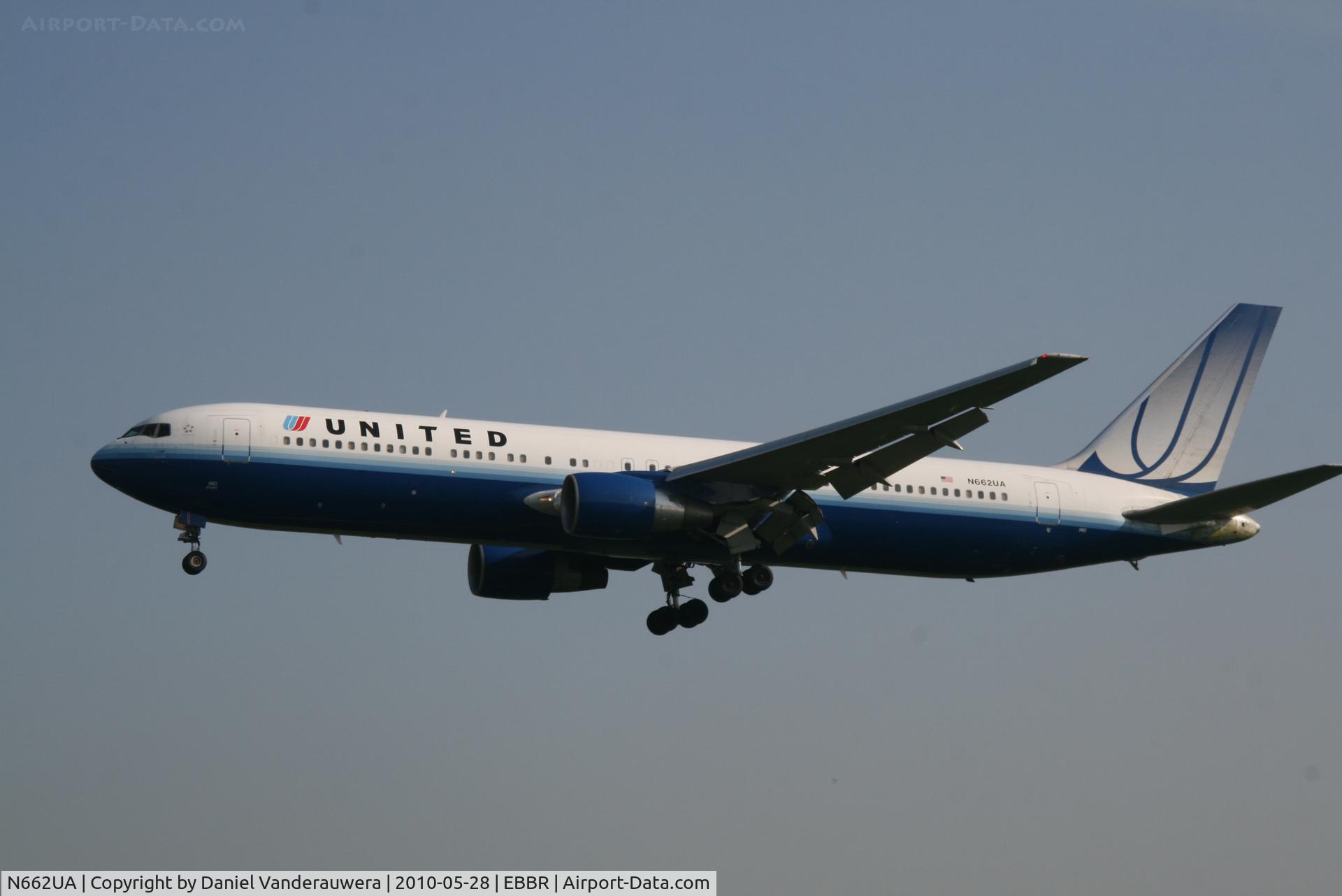 N662UA, 1993 Boeing 767-322 C/N 27159, Arrival of flight UA972 to RWY 25L