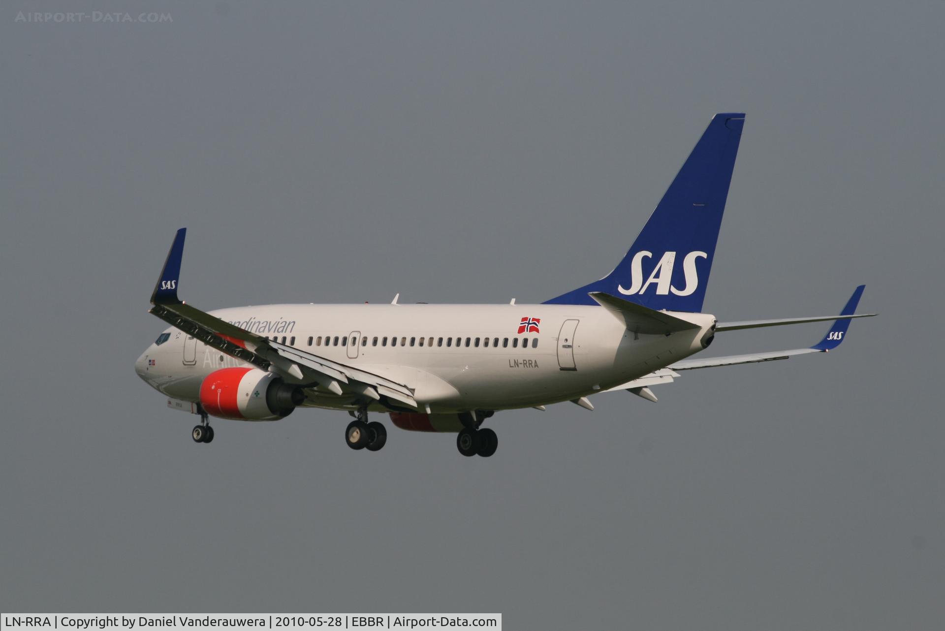 LN-RRA, 2007 Boeing 737-783 C/N 30471, Several seconds before landing on RWY 25L