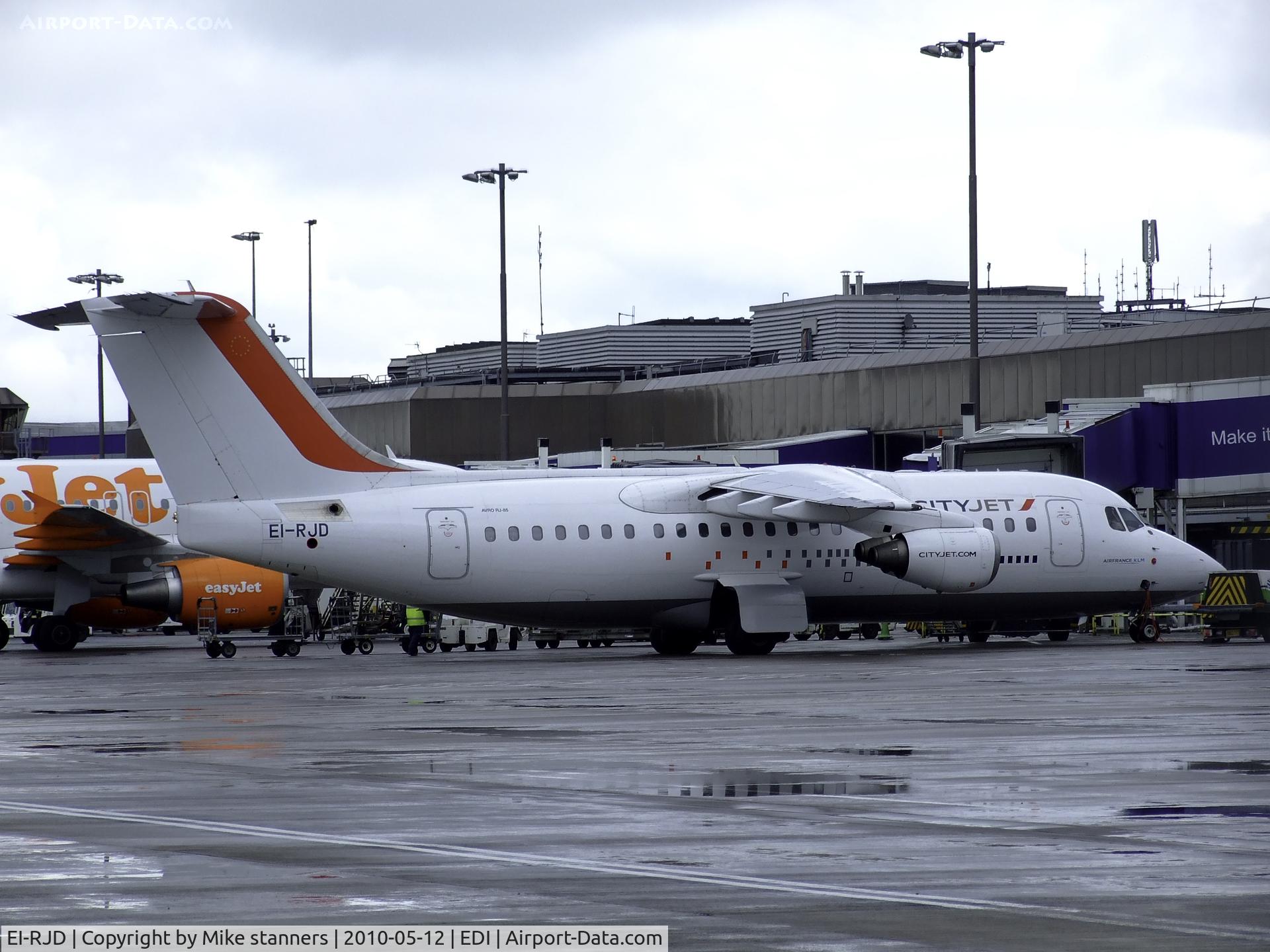 EI-RJD, 1998 BAE Systems Avro 146-RJ85 C/N E.2334, Cityjet RJ85,Behind it is new Easyjet A320 G-EZTK