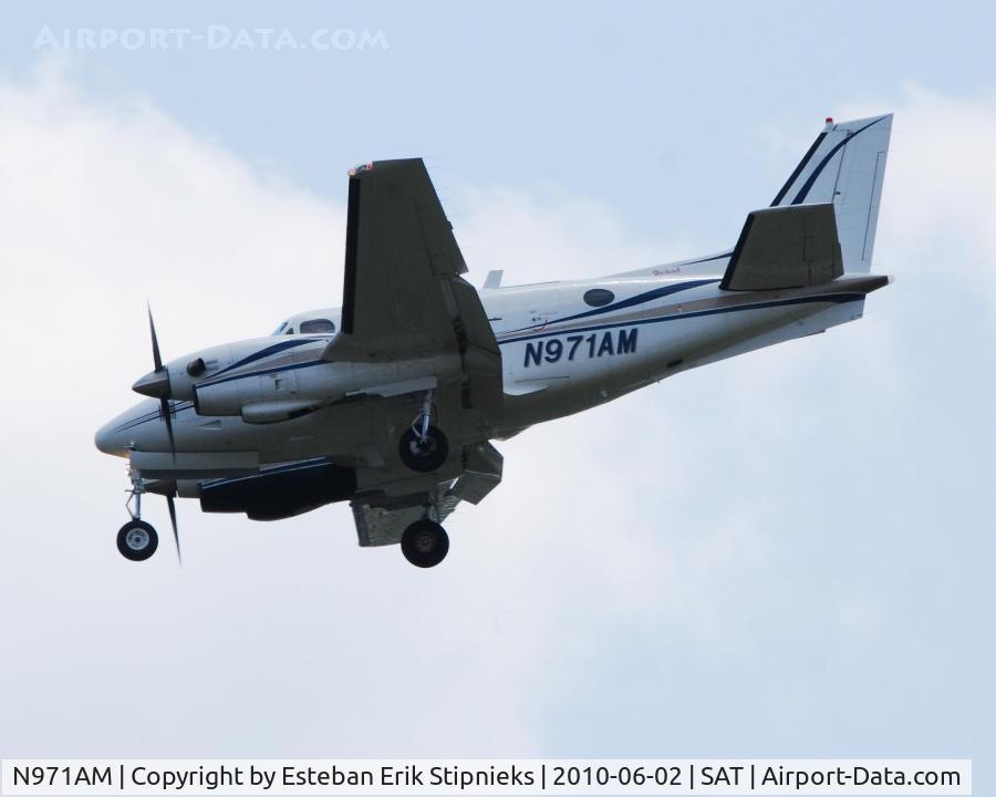 N971AM, 1981 Beech C90 King Air C/N LJ-983, landing big runway SAT