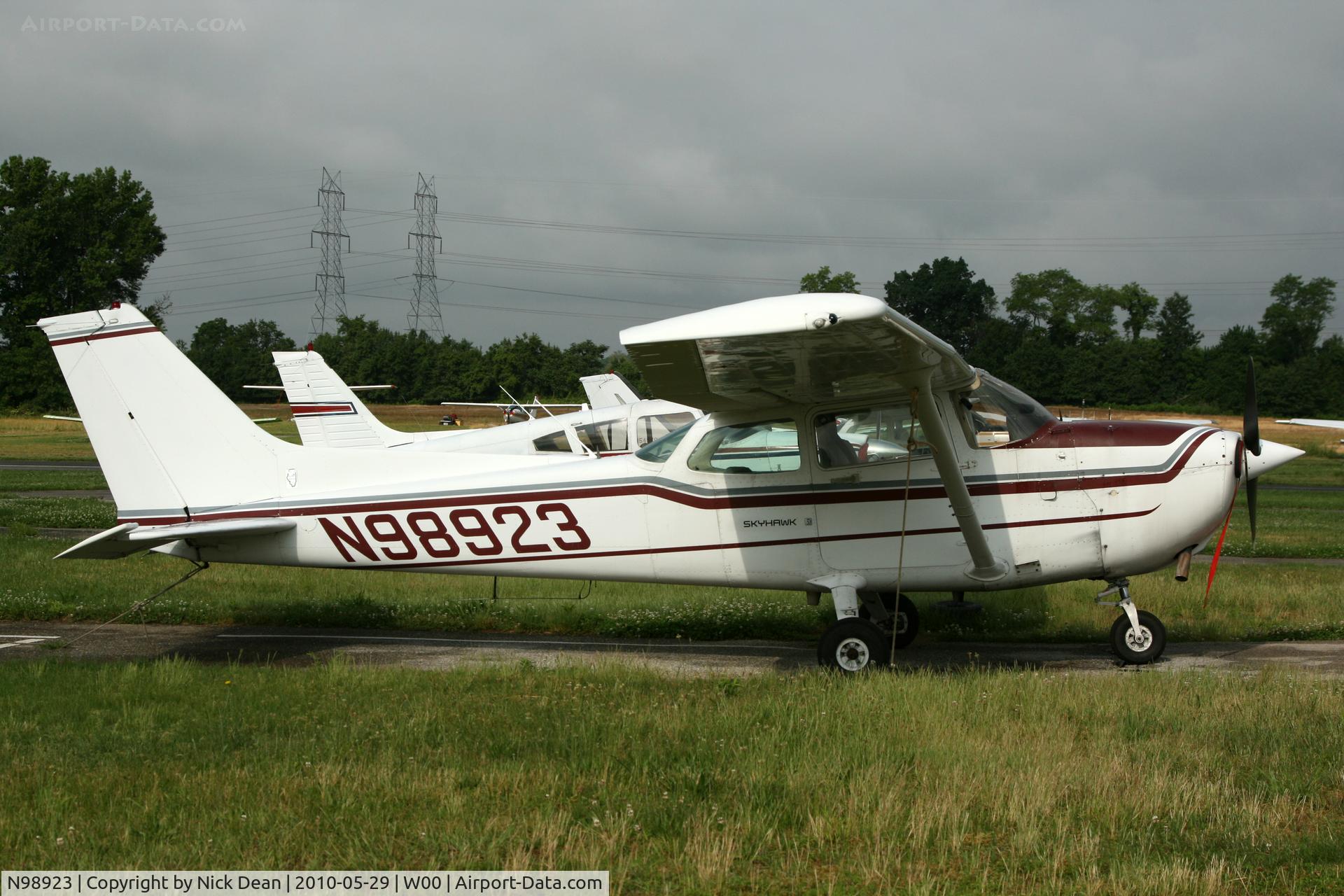 N98923, 1985 Cessna 172P C/N 17276381, W00