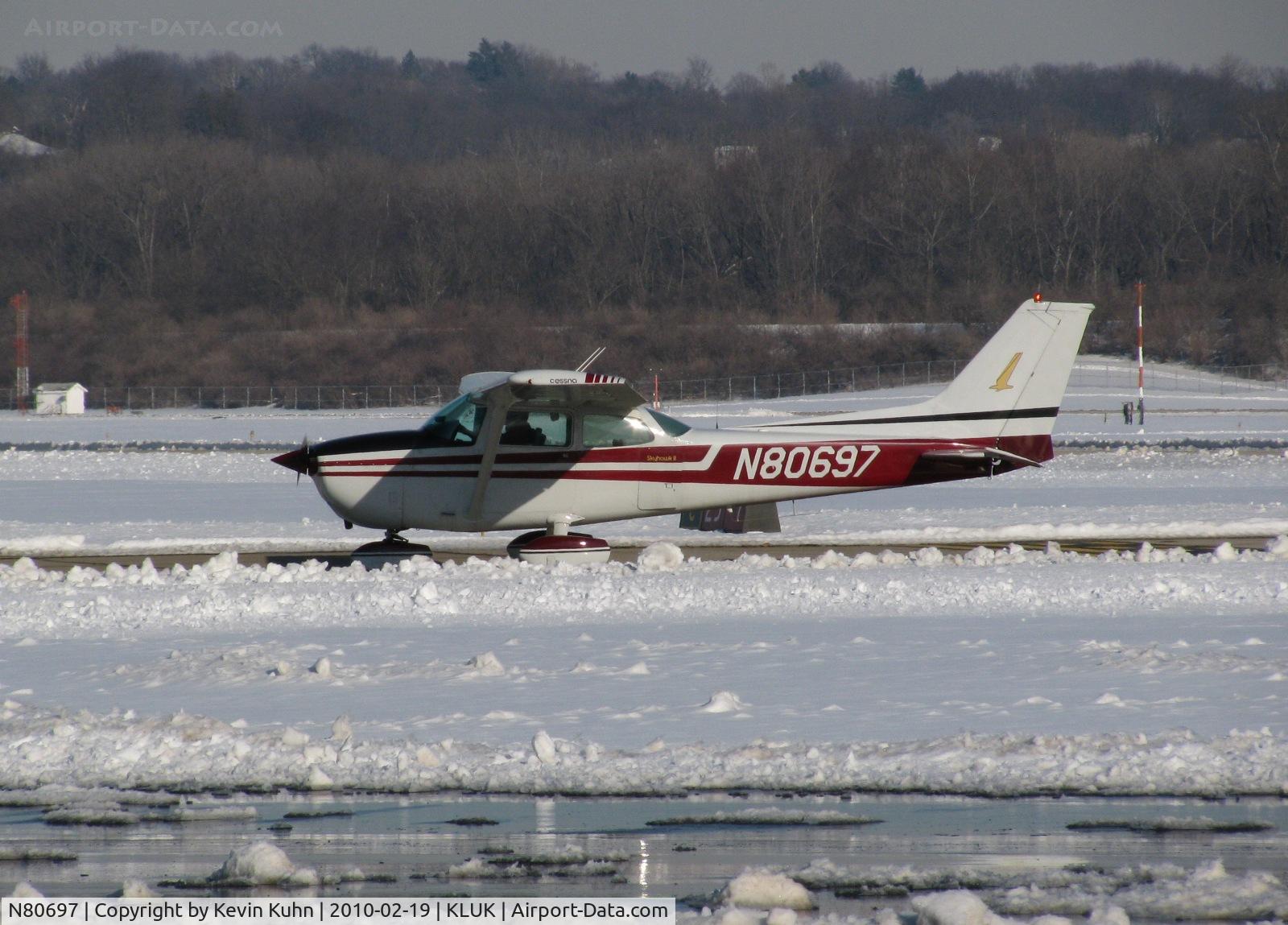 N80697, 1976 Cessna 172M C/N 17266705, Lunken resident in the snow