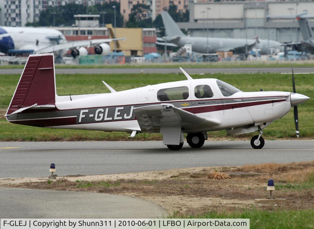 F-GLEJ, Mooney M20K C/N 25-1100, Taxiing to the General Aviation area...
