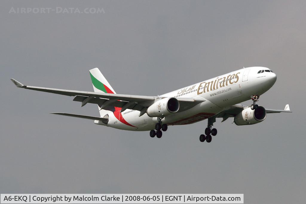 A6-EKQ, 1998 Airbus A330-243 C/N 248, Airbus A330-243 on finals to 25 at Newcastle Airport in 2008.