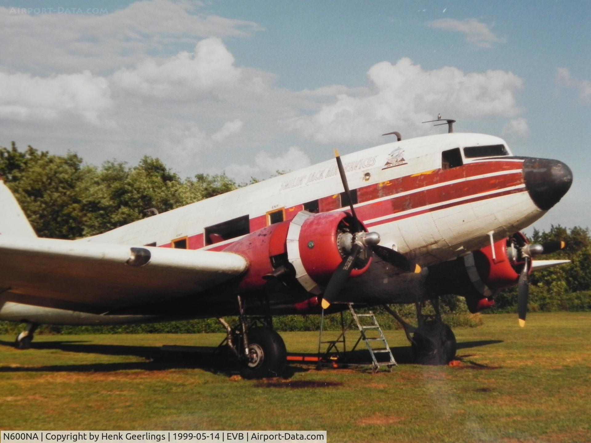 N600NA, 1940 Douglas DC-3A-228D C/N 3291, Smiling Jack Air Service . ; Scan from photo I made in 1999