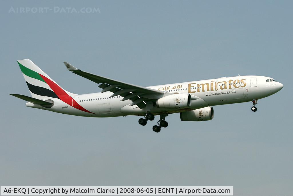 A6-EKQ, 1998 Airbus A330-243 C/N 248, Airbus A330-243 on finals to 07 at Newcastle Airport in 2008.