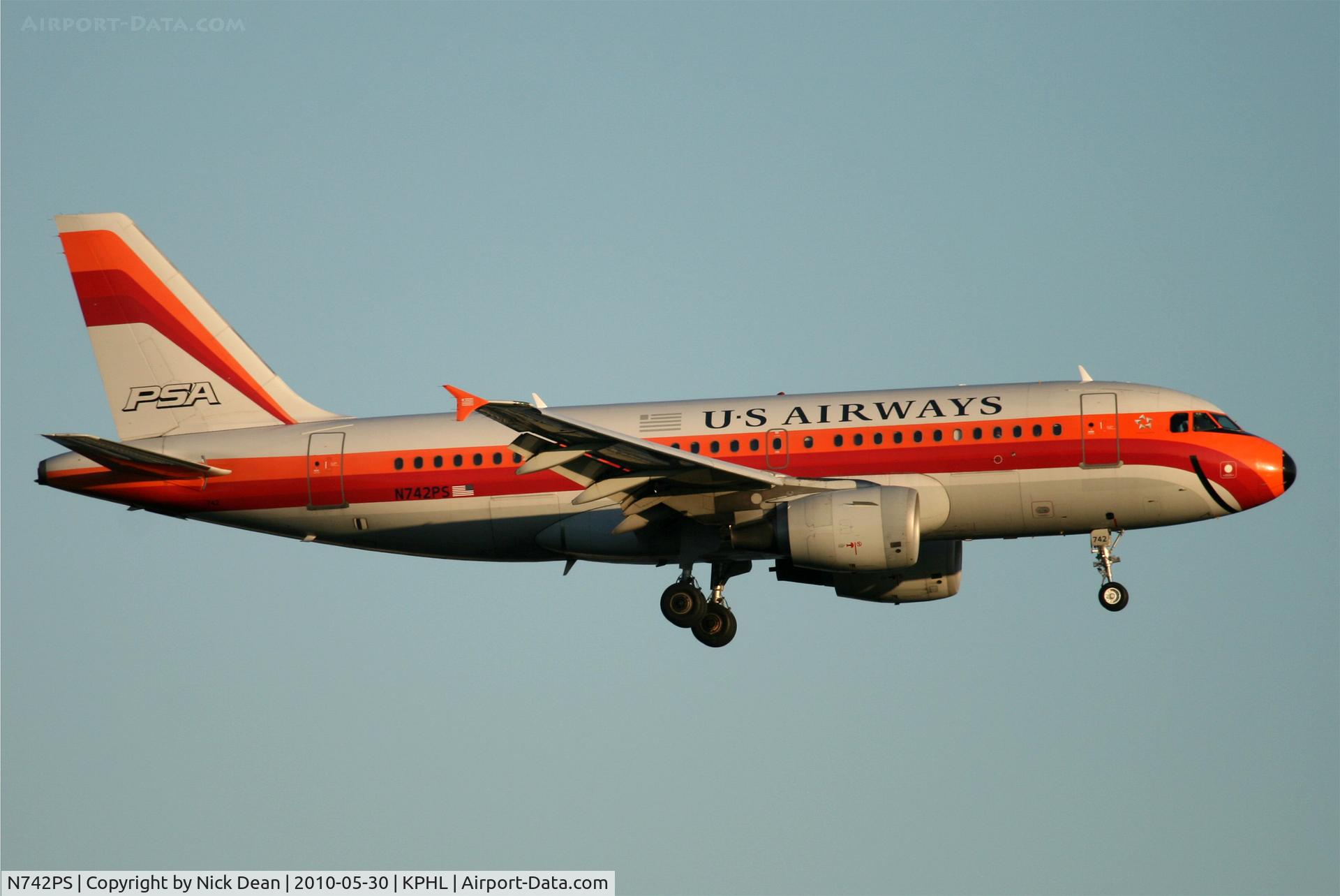 N742PS, 2000 Airbus A319-112 C/N 1275, KPHL
