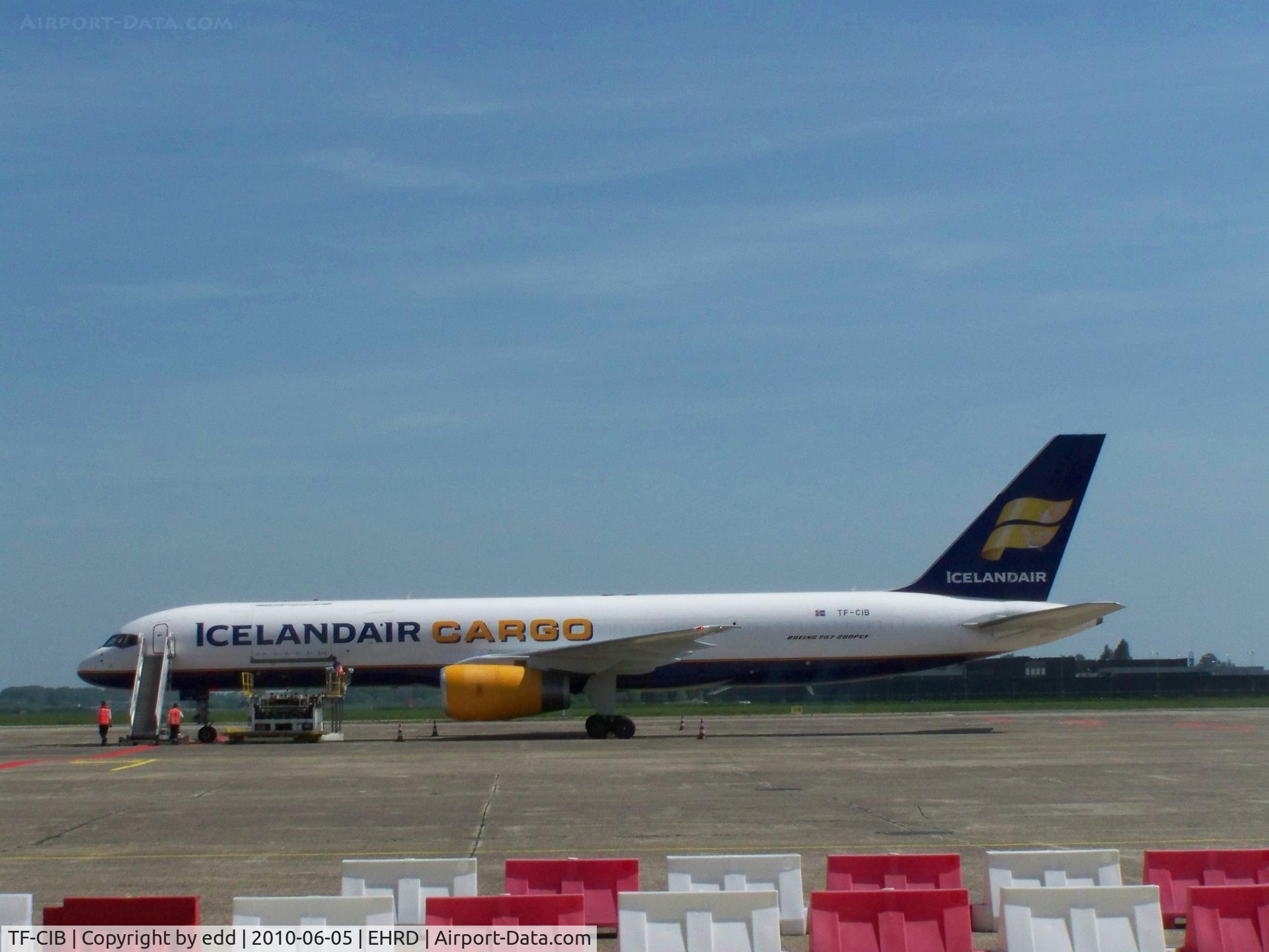 TF-CIB, 1992 Boeing 757-204 C/N 26962, comming in from MADRID with the instuments of BON JOVI