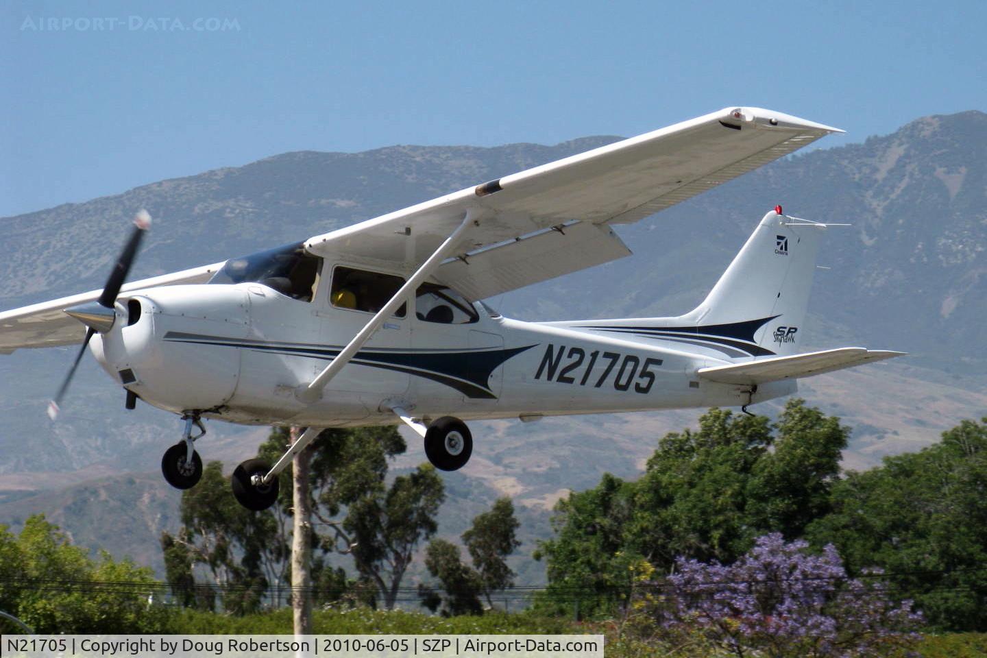 N21705, 2004 Cessna 172S Skyhawk SP C/N 172S9699, 2004 Cessna 172S SKYHAWK SP, Lycoming IO-360-L2A 180 hp, on final Rwy 22