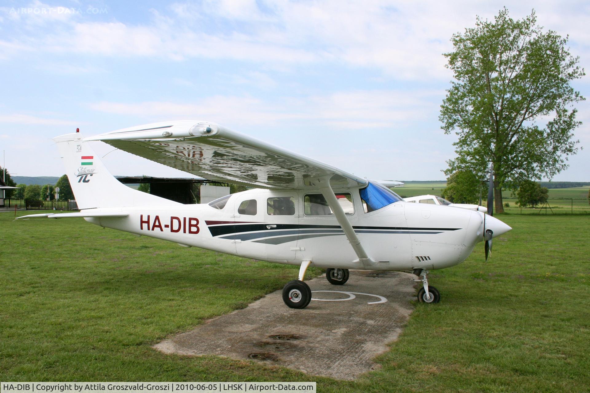HA-DIB, 2000 Cessna T206H Turbo Stationair C/N T20608150, Siófok-Kiliti Airport, Hungary.