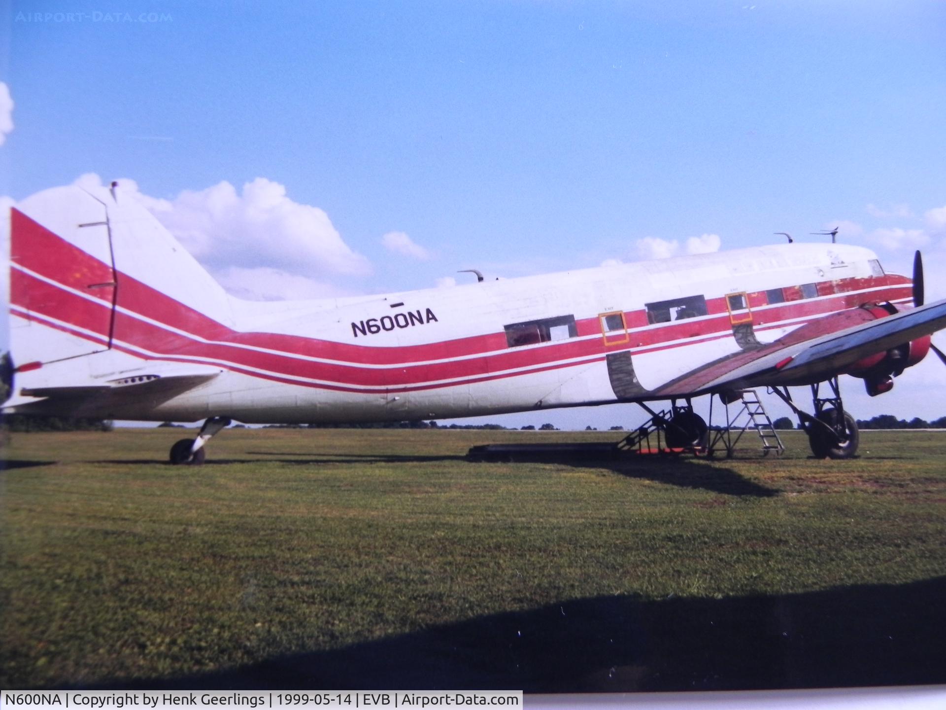 N600NA, 1940 Douglas DC-3A-228D C/N 3291, Smiling Jack Service.

Scan from photo made in May 1999