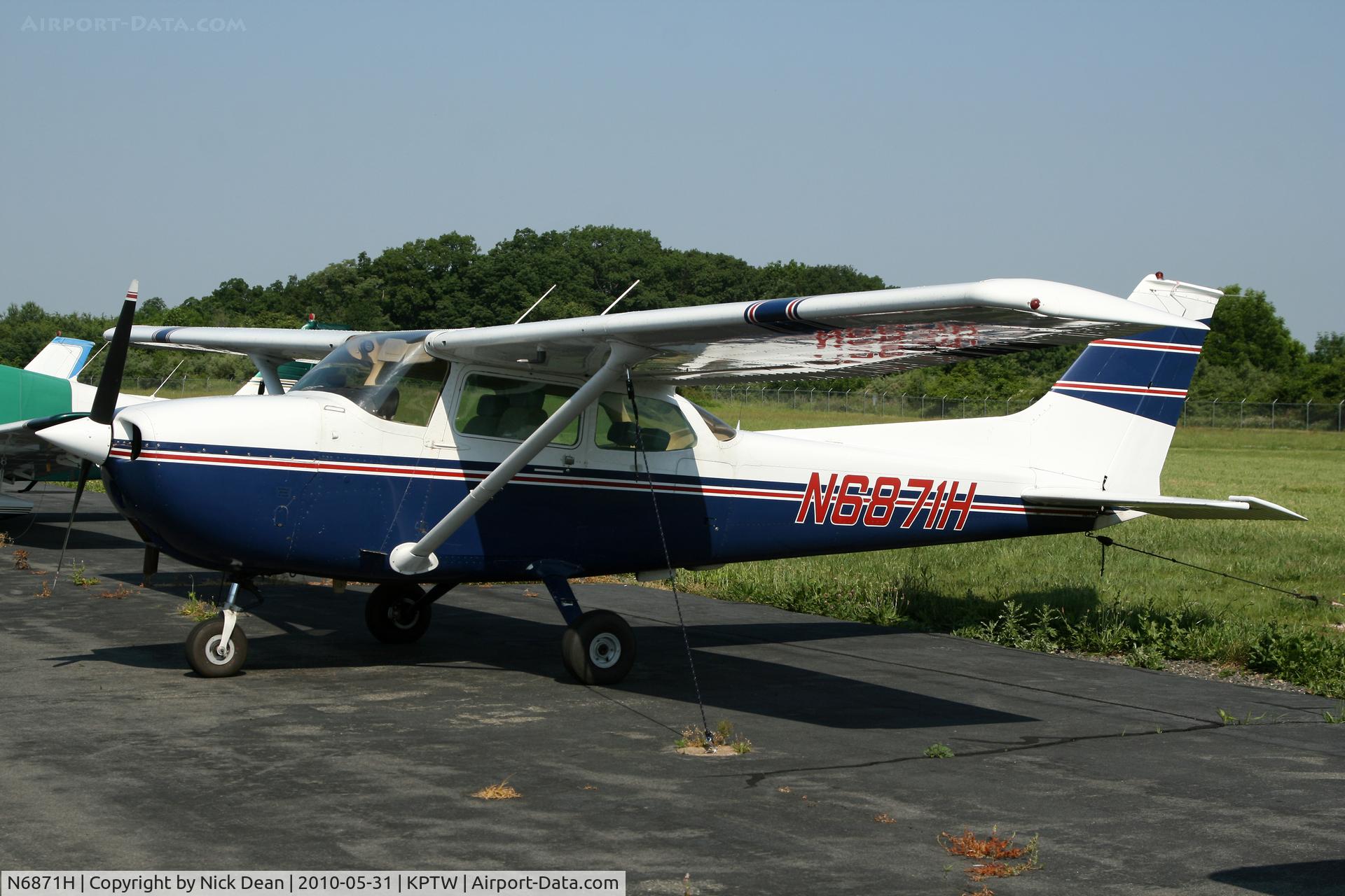 N6871H, 1975 Cessna 172M C/N 17265621, KPTW