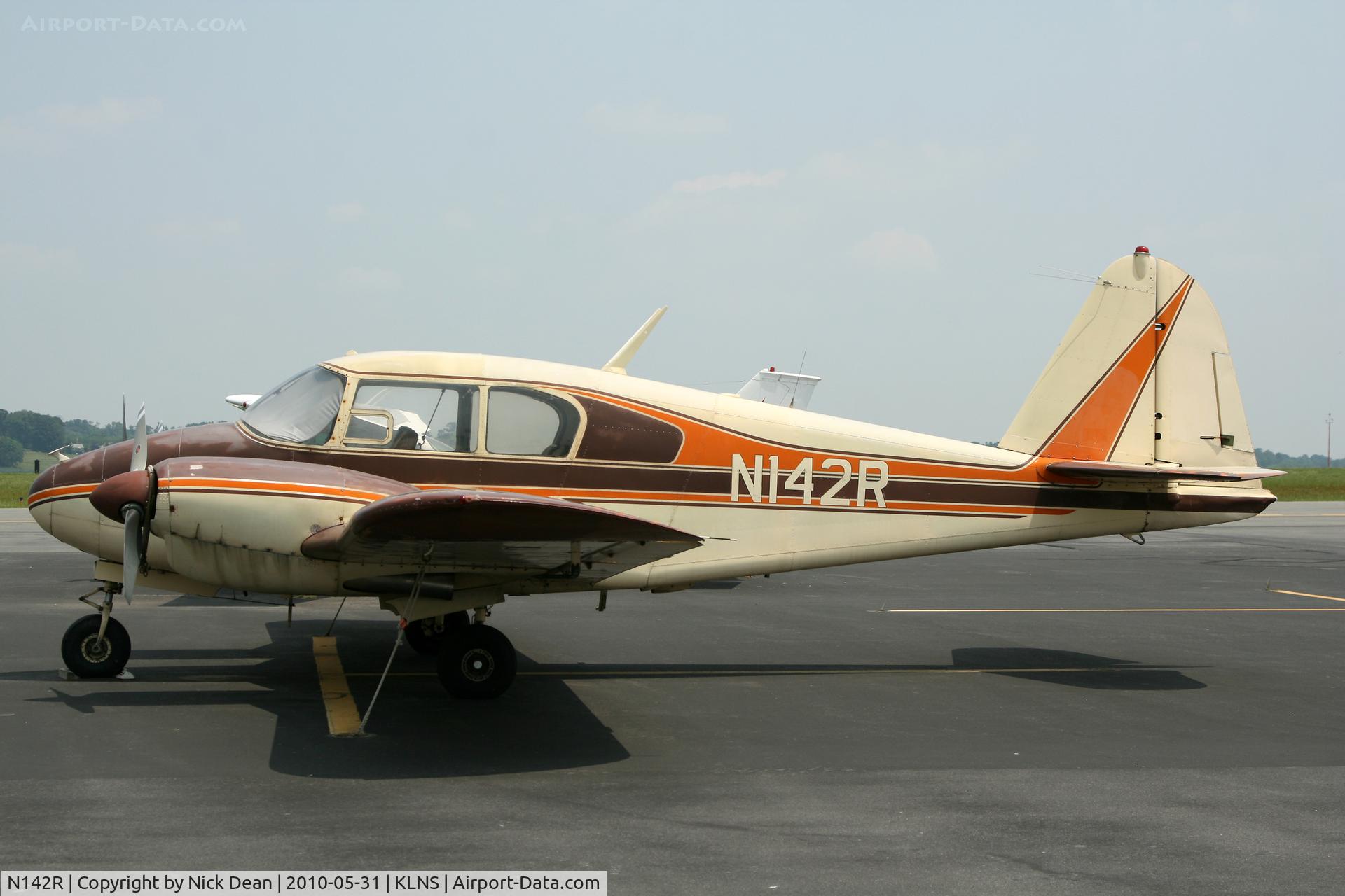 N142R, Piper PA-23-150 Apache Apache C/N 23-1142, KLNS