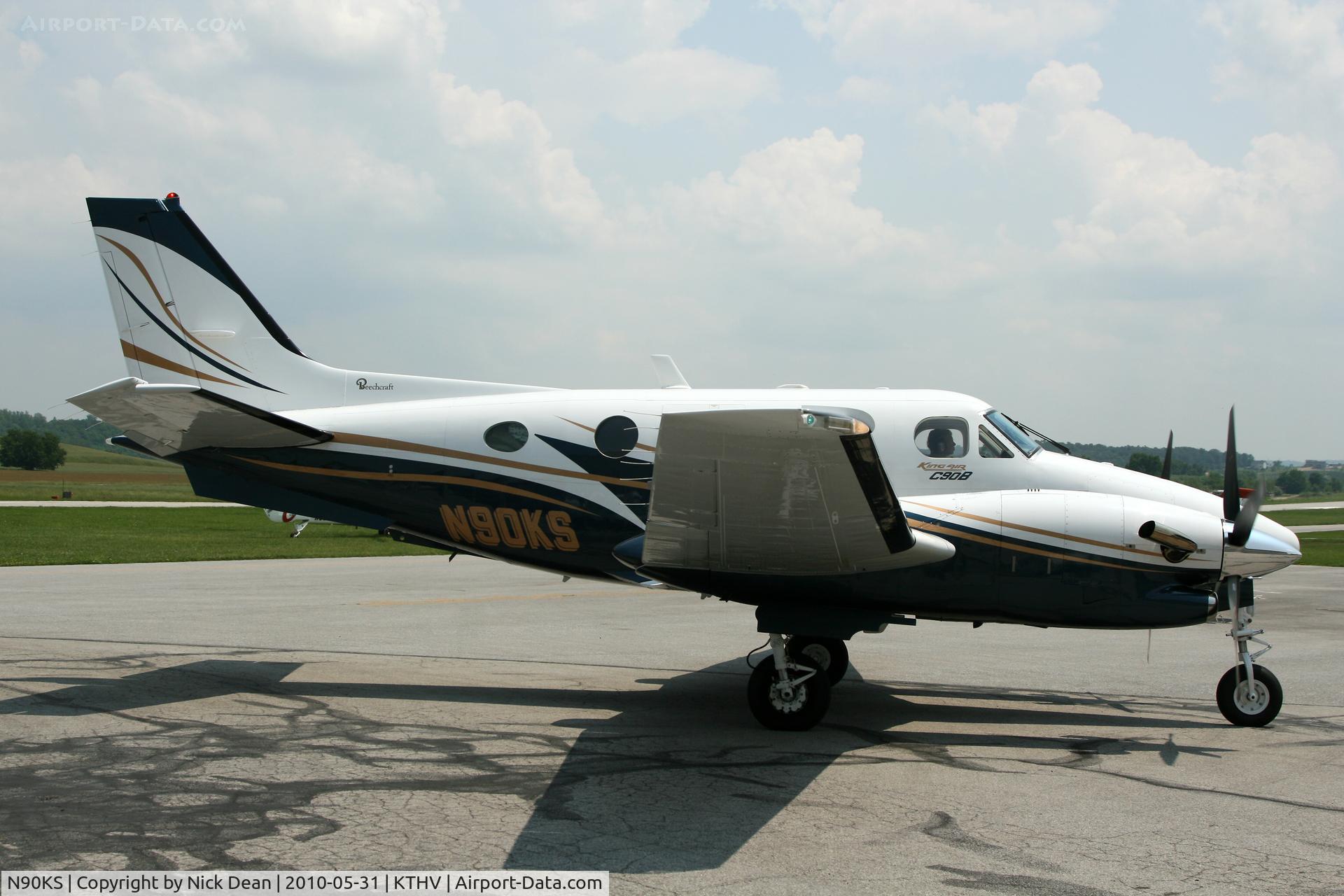 N90KS, 1998 Raytheon Aircraft Company C90A C/N LJ-1517, KTHV