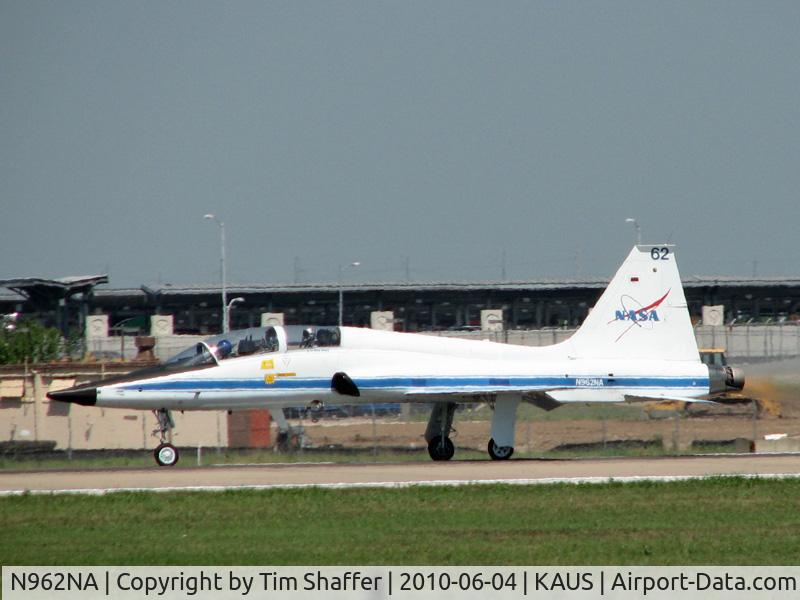 N962NA, 1970 Northrop T-38A C/N 70-1556, Takeoff from KAUS.