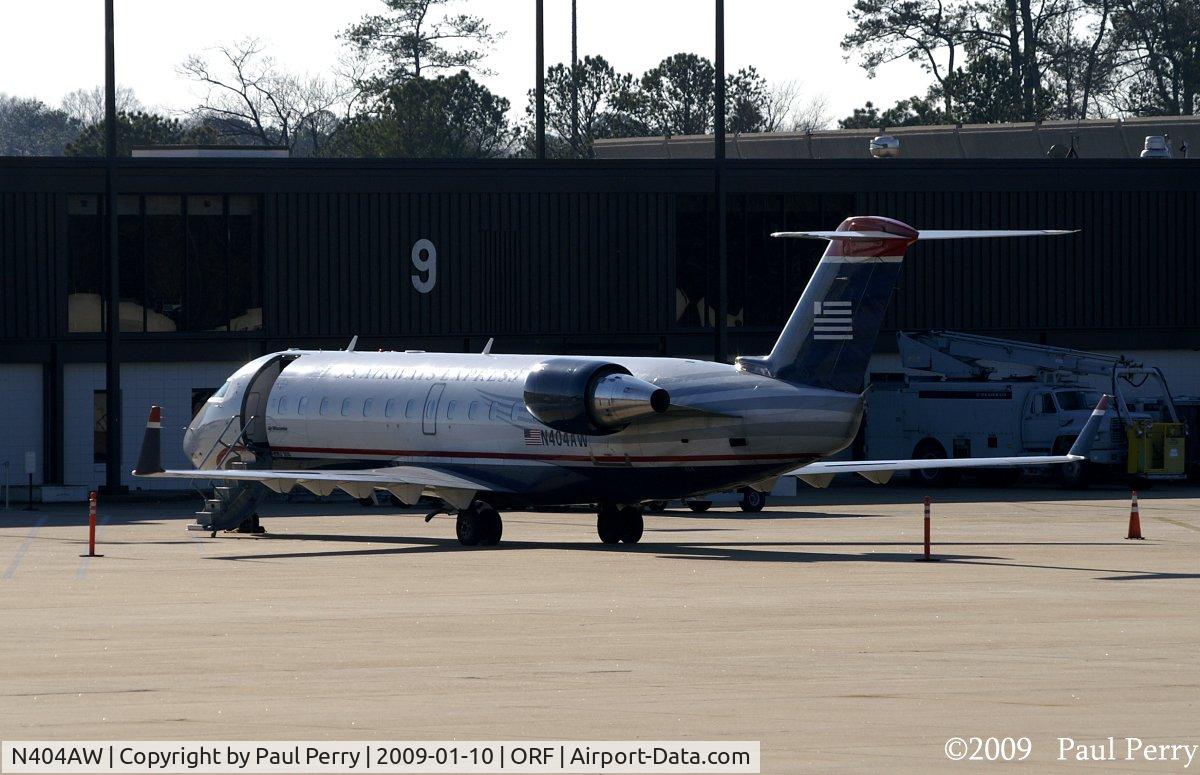 N404AW, 1999 Canadair CRJ-200LR (CL-600-2B19) C/N 7294, Almost to the terminal