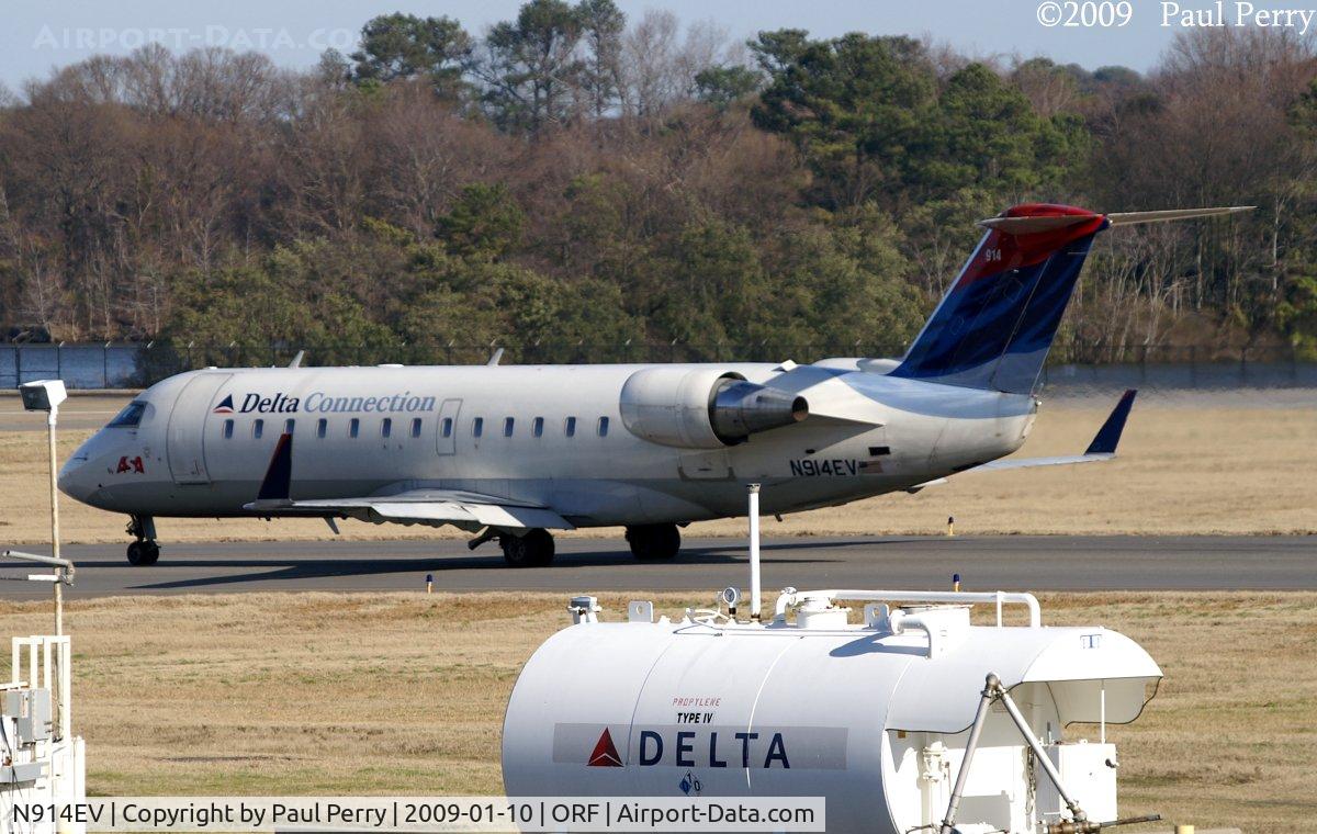 N914EV, 2003 Bombardier CRJ-200ER (CL-600-2B19) C/N 7752, Taxiing out late in the day
