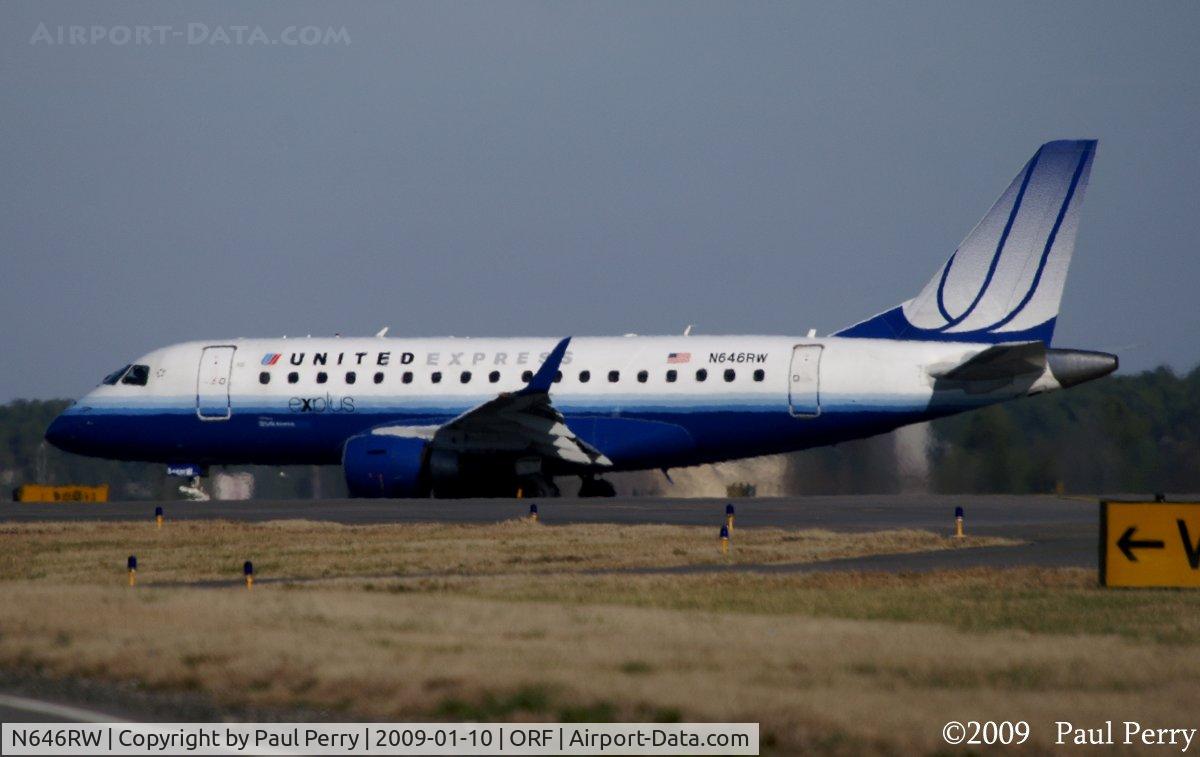 N646RW, 2005 Embraer 170SE (ERJ-170-100SE) C/N 17000066, Turning off the active, headed for the terminal