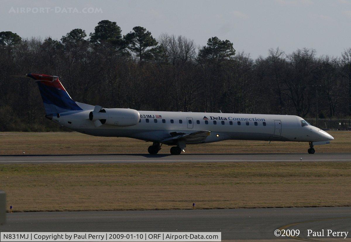 N831MJ, 2000 Embraer EMB-145LR C/N 145273, Just in, with her diverters making some noise