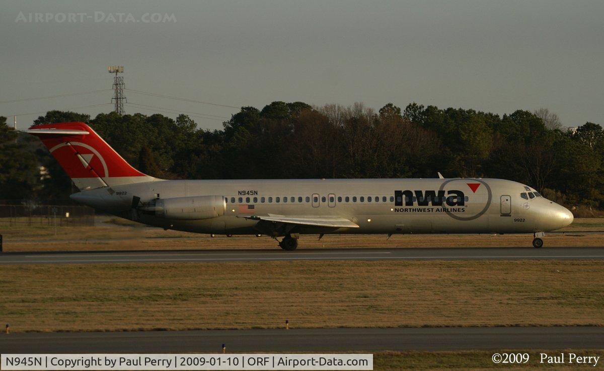 N945N, 1975 McDonnell Douglas DC-9-32 C/N 47664, Shiny profile