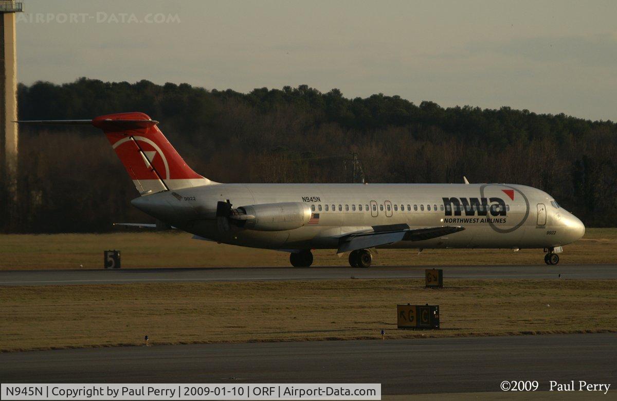 N945N, 1975 McDonnell Douglas DC-9-32 C/N 47664, Losing speed, rolling out