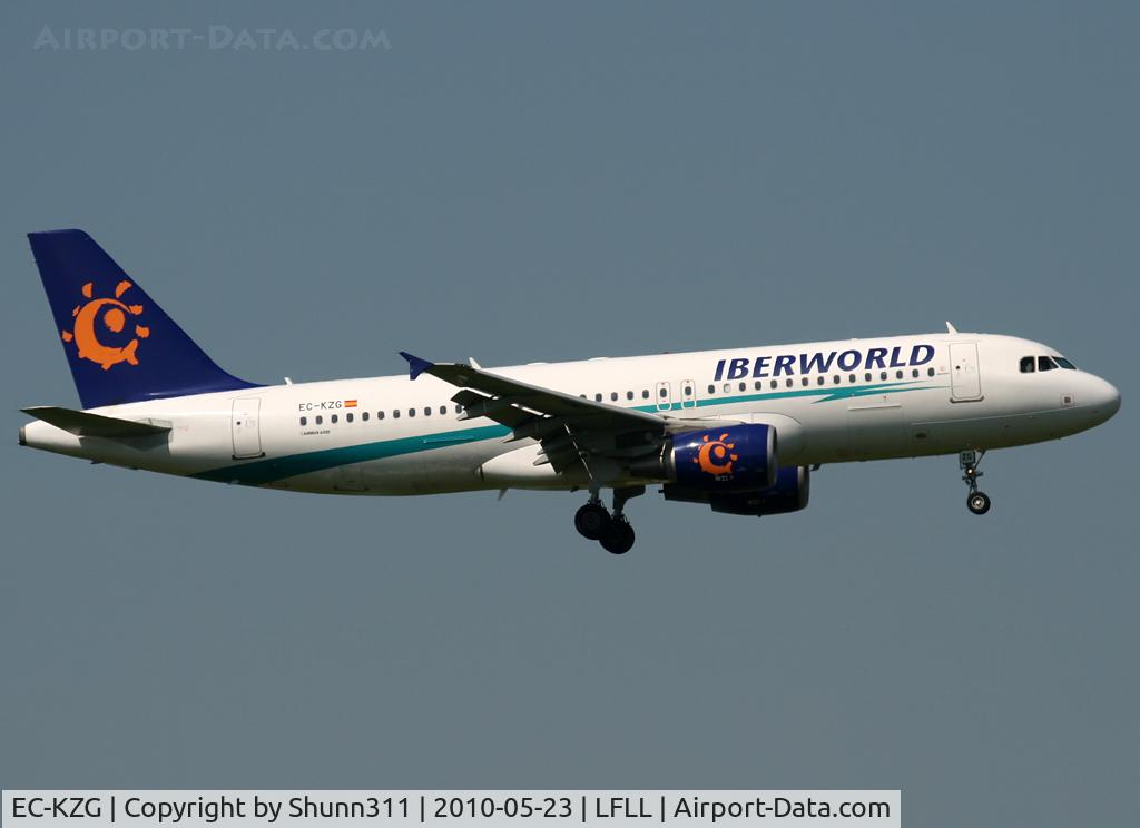 EC-KZG, 2009 Airbus A320-214 C/N 3868, Landing rwy 36L