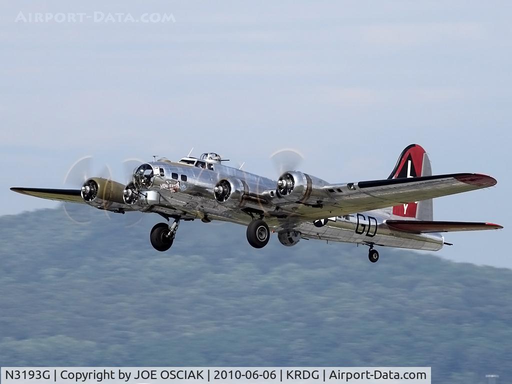 N3193G, 1944 Boeing B-17G Flying Fortress C/N 77255, Leaving Reading