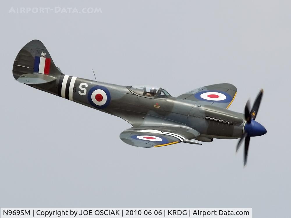 N969SM, 1945 Supermarine 394 Spitfire FR.XVIIIe C/N 6S/663052, Flying at Reading