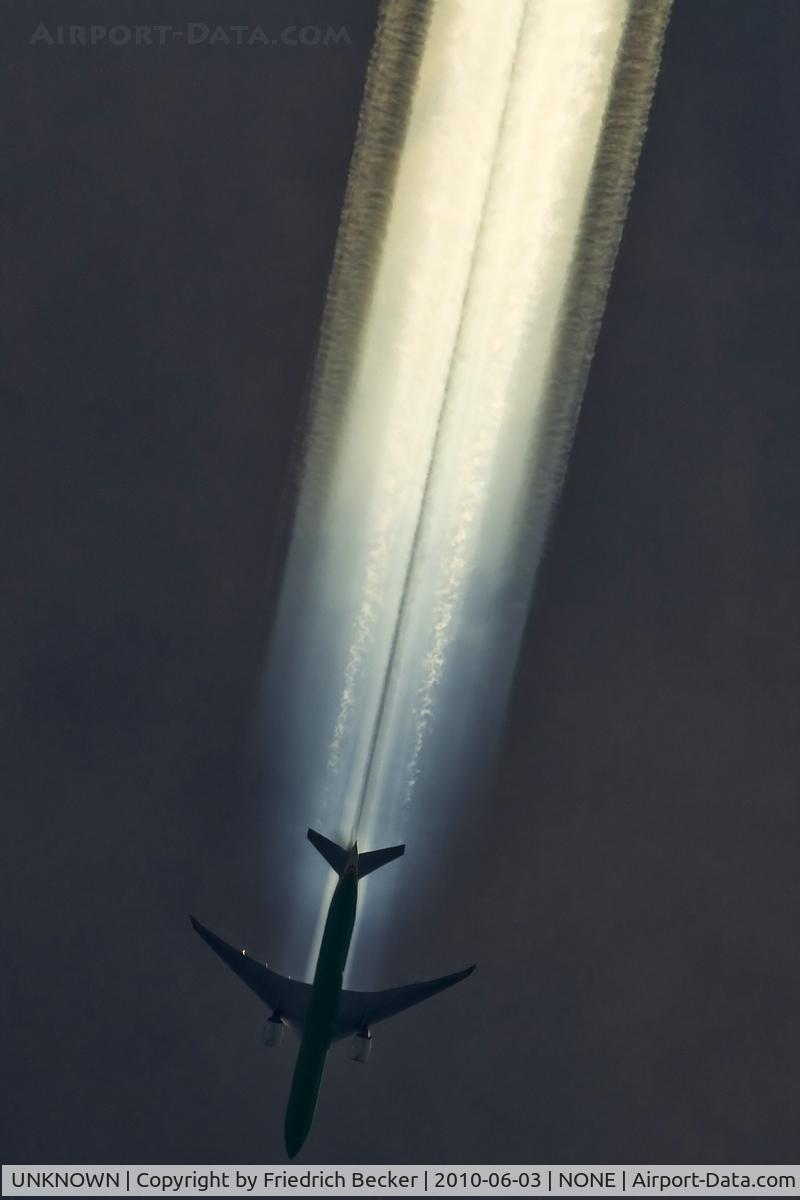 UNKNOWN, Contrails Various C/N Unknown, while flying through humid air this EVA Air Tripple seven developes an giant contrail