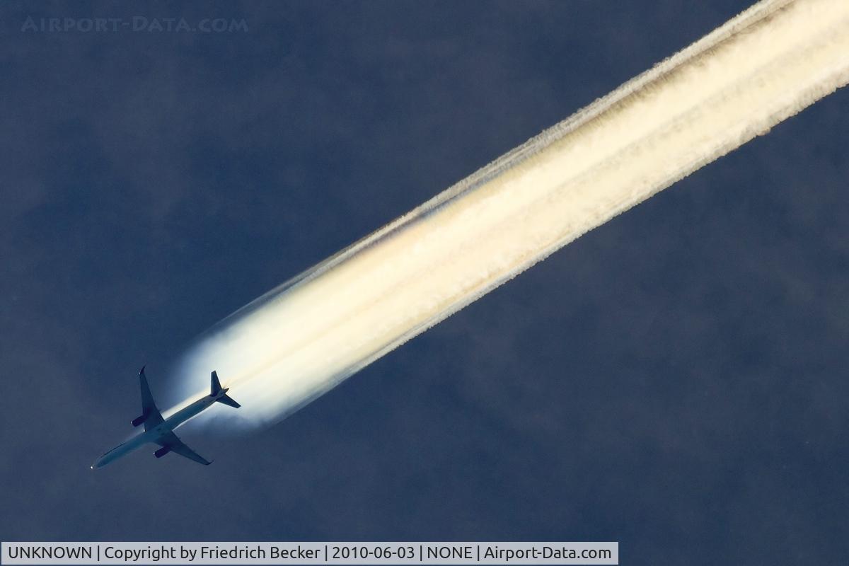 UNKNOWN, Contrails Various C/N Unknown, Condor B757-300 cruising high