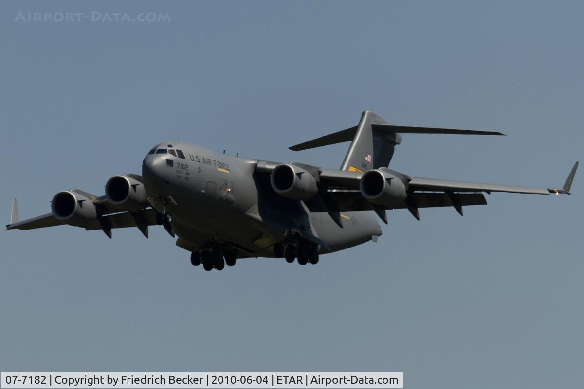 07-7182, 2007 Boeing C-17A Globemaster III C/N P-182, short final RW26