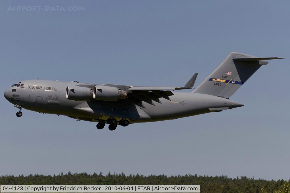 04-4128, 2004 Boeing C-17A Globemaster III C/N P-128, short final RW26