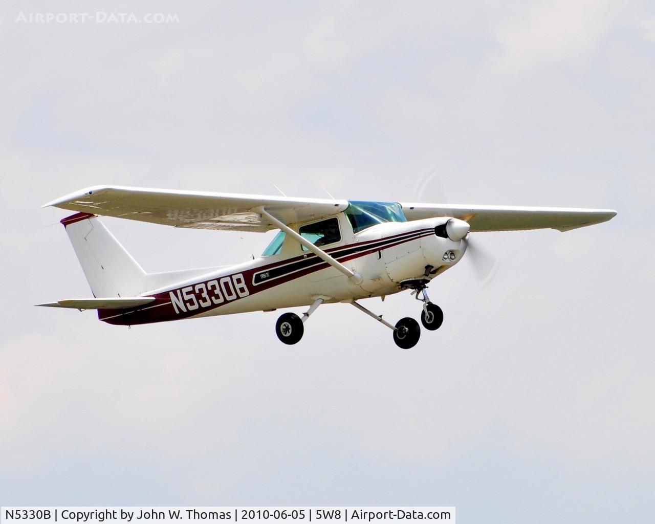 N5330B, Cessna 152 C/N 15283838, Departing runway 22