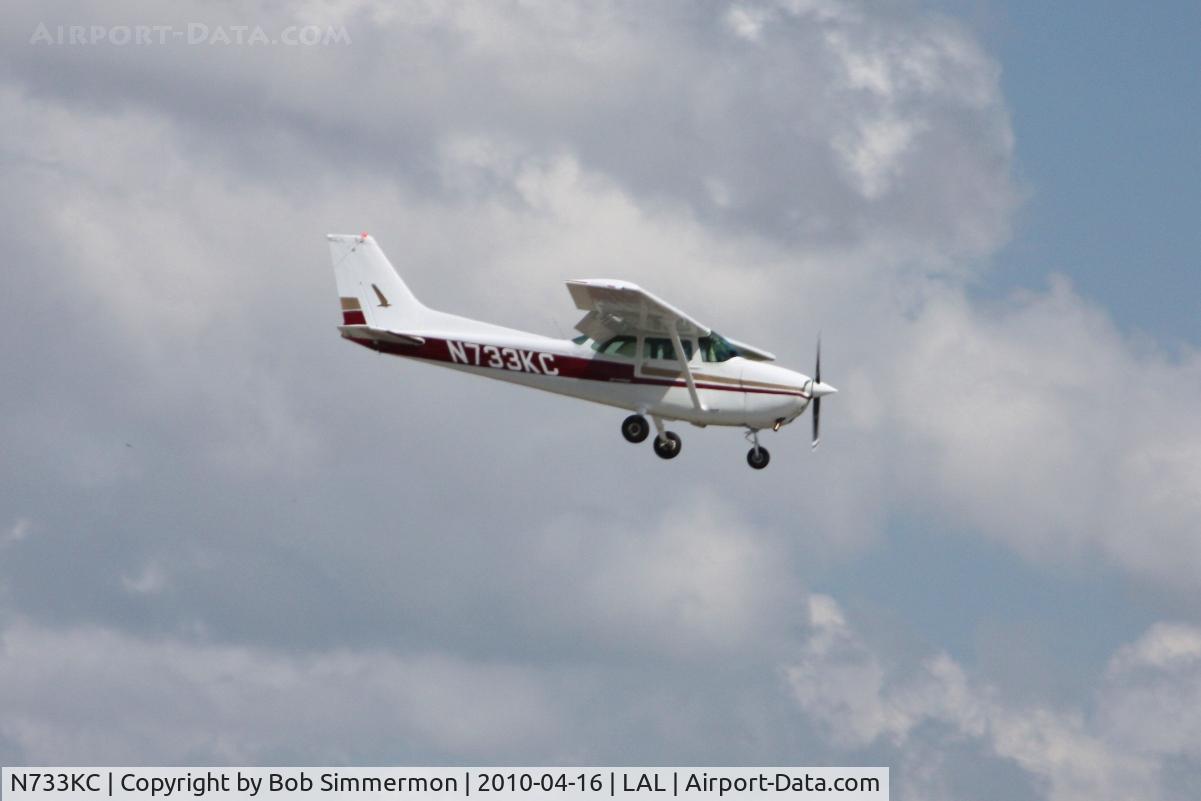 N733KC, 1976 Cessna 172N C/N 17268344, Arriving at Lakeland, Florida during Sun N Fun 2010.