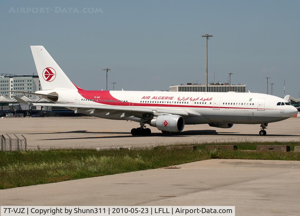 7T-VJZ, 2005 Airbus A330-202 C/N 667, Taxiing holding point rwy 36L for departure...