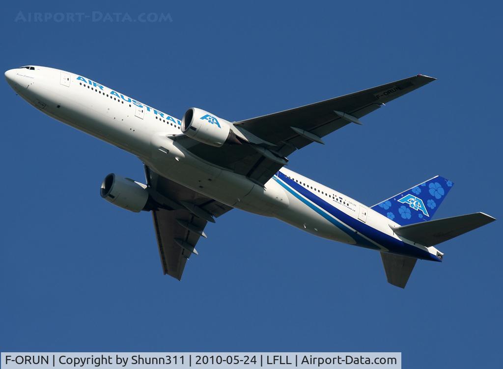 F-ORUN, 1999 Boeing 777-2Q8/ER C/N 28676, Taking off rwy 18R